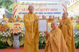 Hòa thượng Thích Huệ Trí, Trưởng ban Trị sự GHPGVN tỉnh trao quyết định đến Ni sư tân trụ trì - Ảnh: Đăng Huy