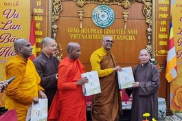 Thượng tọa Thích Thanh Tuấn trao quà lưu niệm đến phái đoàn