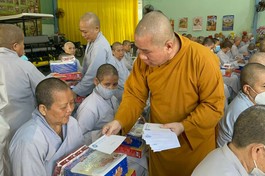  Đại đức Thích Nguyên Thông cúng dường đến chư Ni khu vực ngoại viện Thường Chiếu