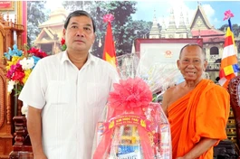 Ông Kim Ngọc Thái chúc mừng Hòa thượng Thạch Sok Xane nhân lễ Sene Đôn-ta