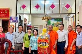 Bà Trần Kim Yến, Chủ tịch Ủy ban MTTQVN TP.HCM chúc mừng chư Tăng chùa Candaransi, Q.3 - Ảnh: CTV