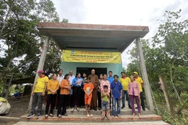 Bàn giao nhà tình thương “Sen búp xin tặng người” đến gia đình anh Nguyễn Văn Thơ - Ảnh: TN