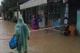 Đoàn từ thiện trao quà đến bà con trong khu vực bị ngập do mưa lớn