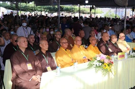 Chư tôn đức Tăng Ni, Phật tử tham gia chương trình buffet chay gây quỹ do Ban Kinh tế - Tài chính tổ chức