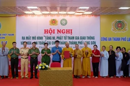 Đại diện Ban Chỉ đạo mô hình ký cam kết chấp hành các quy định về trật tự, an toàn giao thông và hưởng ứng mô hình