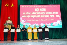 Chư tôn đức, cán bộ nhận Bằng khen 