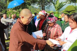 Ni trưởng Thích nữ Nhật Khương, trưởng đoàn trao quà đến đồng bào H.Bát Xát