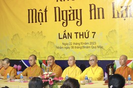 Chư tôn đức trong Ban Hoằng pháp GHPGVN H.Hàm Thuận Bắc tham gia giải đáp Phật pháp tại khóa tu