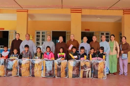 Chư Ni Phân ban Ni giới T.Ư trao quà cho học sinh tiểu học nội trú H.Mù Cang Chải