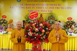 Hòa thượng Thích Thanh Nhiễu tặng lẵng hoa chúc mừng đến Hòa thượng Thích Quảng Tùng