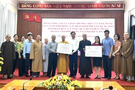 Đoàn đại diện Ban Trị sự GHPGVN tỉnh và Ủy ban MTTQVN tỉnh Đồng Nai trao bảng ủng hộ 22 căn nhà Đại đoàn kết cho tỉnh Điện Biên