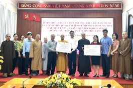 Đoàn đại diện Ban Trị sự GHPGVN tỉnh và Ủy ban MTTQVN tỉnh Đồng Nai trao bảng ủng hộ 22 căn nhà Đại đoàn kết cho tỉnh Điện Biên