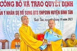 Thượng tọa Thích Lệ Lạc, Trưởng ban Trị sự tỉnh trao quyết định và chúc mừng đến Đại đức Thích Tánh Bình