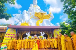 Tôn tượng Bồ-tát có chiều cao 25 m trong khuôn viên chùa Liên Hoa