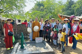 Người dân Ấn Độ trong ngày vui có giếng nước sạch cho sinh hoạt hàng ngày - Ảnh: T.G