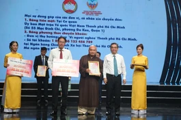 Thượng tọa Thích Trung Nguyện trao 1 tỷ đồng ủng hộ "Vì người nghèo" TP.HCM - Ảnh: Long Hồ