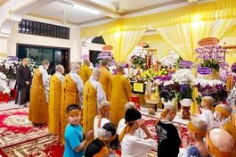 Ban Thông tin - Truyền thông Phật giáo TP.HCM viếng tang Ni sư Thích nữ Như Diệu - Ảnh: Tiểu Nhật