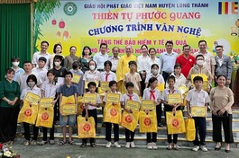 Thiền tự Phước Quang trao 70 thẻ bảo hiểm y tế cho học sinh khó khăn tại địa phương
