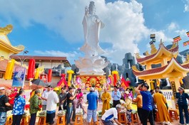 Chùa Khánh Sơn trao 500 phần quà nhân lễ an vị tôn tượng Bồ-tát Quán Thế Âm