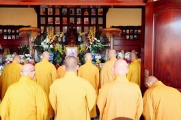 Trước hương án Hòa thượng Thích Pháp Lâm tại Tổ đường chùa Thiên Châu - Văn phòng Ban Trị sự tỉnh 