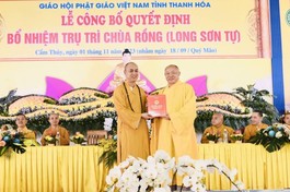 Thượng tọa Thích Tâm Minh trao quyết định bổ nhiệm trụ trì chùa Rồng đến Thượng tọa Thích Tâm Định