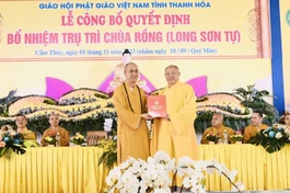 Thượng tọa Thích Tâm Minh trao quyết định bổ nhiệm trụ trì chùa Rồng đến Thượng tọa Thích Tâm Định