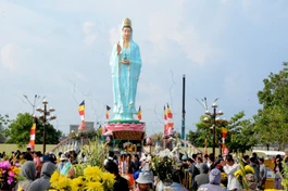 Phật tử chiêm bái Quán Âm Phật Đài tại TP.Bạc Liêu trong ngày vía của Ngài