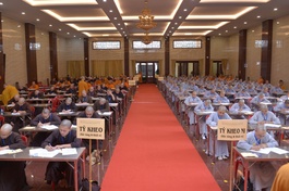 Không khí trang nghiêm của buổi làm bài tự luận của 240 giới tử Đại giới đàn Bửu Huệ - tại Việt Nam Quốc Tự