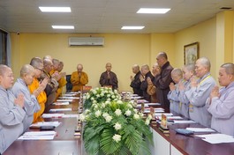 Chư tôn đức Ban Giám khảo niệm Phật cầu gia hộ trước khi chấm thi