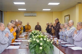 Chư tôn đức Ban Giám khảo niệm Phật cầu gia hộ trước khi chấm thi