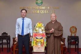 Ông Nguyễn Thành Trung chúc mừng Kỷ niệm 42 năm ngày thành lập GHPGVN - Ảnh: Bảo Toàn.BGN