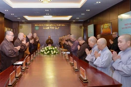 Ban Thường trực niệm Phật cầu gia hộ trước buổi họp