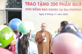 Thượng tọa Thích Thiện Thông động viên bà con vươn lên trong cuộc sống