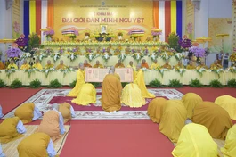 Đại diện Ban Kiến đàn cung an chức sự tại lễ khai mạc Đại giới đàn Minh Nguyệt