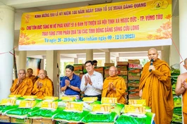 Ban Từ thiện tịnh xá Ngọc Đức trao quà đến những gia đình khó khăn tỉnh Vĩnh Long