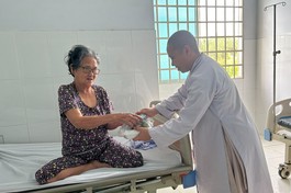 Sư cô Thích nữ Tín Lạc trao suất ăn chay đến bệnh nhân nghèo tại Trung tâm Y tế H.Hớn Quản