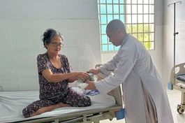 Sư cô Thích nữ Tín Lạc trao suất ăn chay đến bệnh nhân nghèo tại Trung tâm Y tế H.Hớn Quản