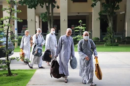 Từ 5 giờ 30 sáng nay, giới tử Ni đã có mặt làm thủ tục nhập chúng tại điểm truyền giới chùa Thanh Tâm