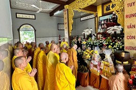 Chư tôn đức thắp nén tâm hương tưởng niệm Hòa thượng Thích Nguyên Trực, Thành viên Hội đồng Chứng minh