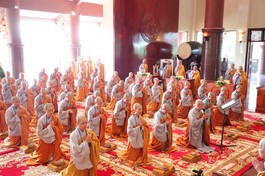 Giới tử Tỳ-kheo-ni đảnh lễ Hội đồng Thập sư tại giới trường chùa Thanh Tâm