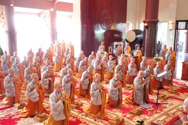 Giới tử Tỳ-kheo-ni đảnh lễ Hội đồng Thập sư tại giới trường chùa Thanh Tâm