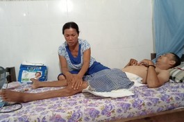 Mở rộng lòng từ: Bệnh nặng vẫn gắng gượng bán vé số mưu sinh