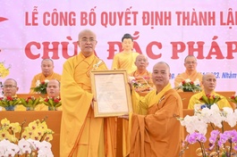 Thượng tọa Thích Quảng Hiền trao quyết định đến Đại đức Thích Tâm Quốc