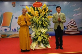 Hòa thượng Thích Thanh Điện tặng hoa chúc mừng đến GS.TS Hoàng Anh Tuấn