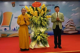 Hòa thượng Thích Thanh Điện tặng hoa chúc mừng đến GS.TS Hoàng Anh Tuấn