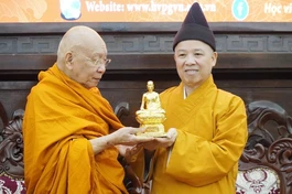 Hòa thượng Thích Thanh Quyết tặng tôn tượng Phật hoàng Trần Nhân Tông đến Hòa thượng Somdet Phra Mahathirachan