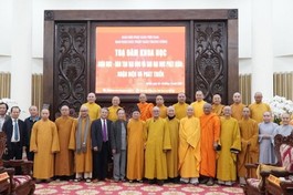 Chụp ảnh lưu niệm nhân dịp tọa đàm ở Học viện Phật giáo VN tại Hà Nội