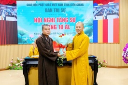 Thượng tọa Thích Minh Nhẫn trao quyết định bổ nhiệm chức danh Phó Văn phòng Ban Trị sự đến Đại đức Thích Huệ Tài