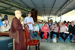  Hòa thượng Thích Chơn Nguyên động viên người mù vượt qua khó khăn - Ảnh: CTV