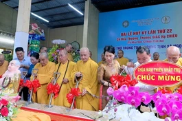 Chư tôn đức cùng đại diện lãnh đạo tỉnh, địa phương thực hiện nghi thức đặt đá khởi công